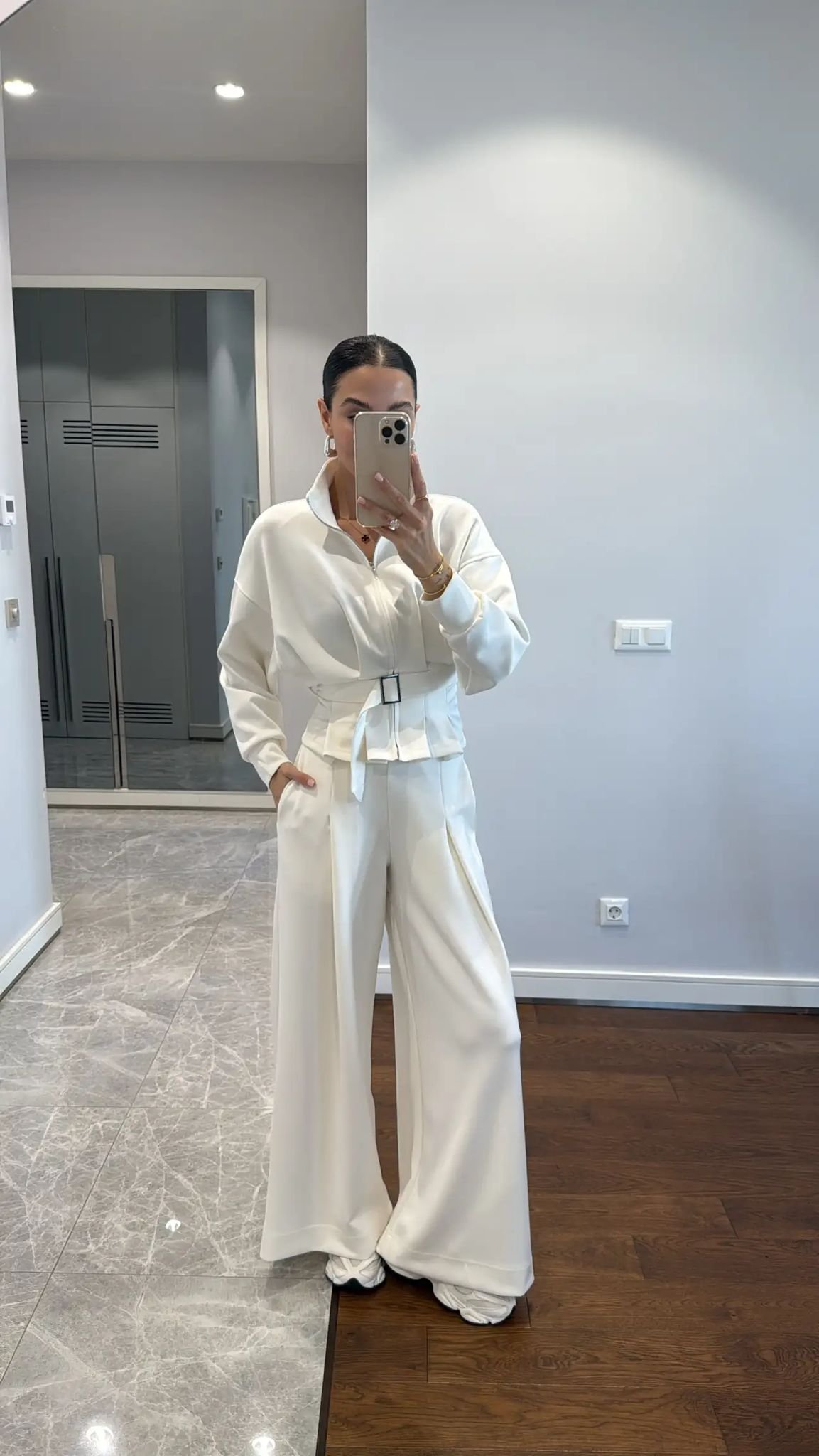 WIDE-LEG TROUSERS WITH BELT DETAIL SUIT