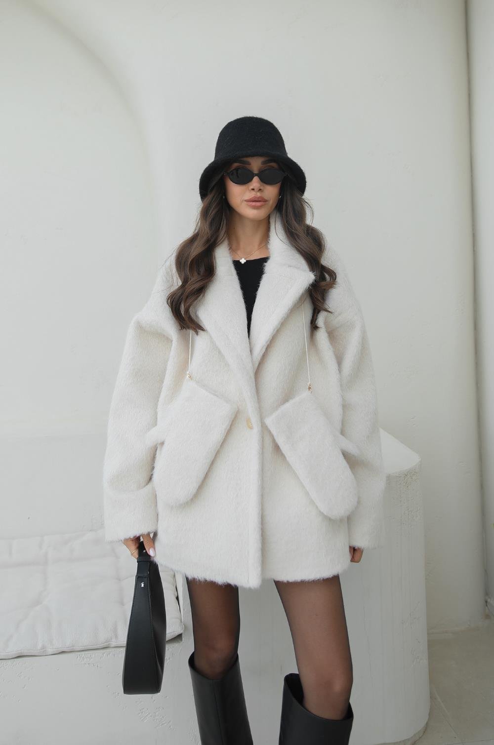 SOFT-TEXTURED COAT WITH ECRU GLOVES - Image 6