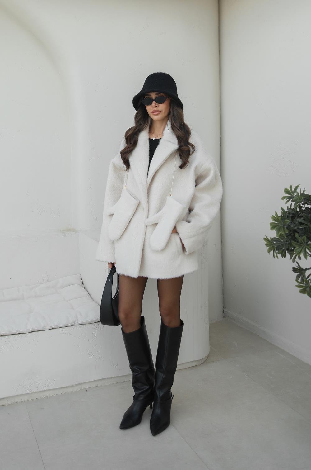 SOFT-TEXTURED COAT WITH ECRU GLOVES