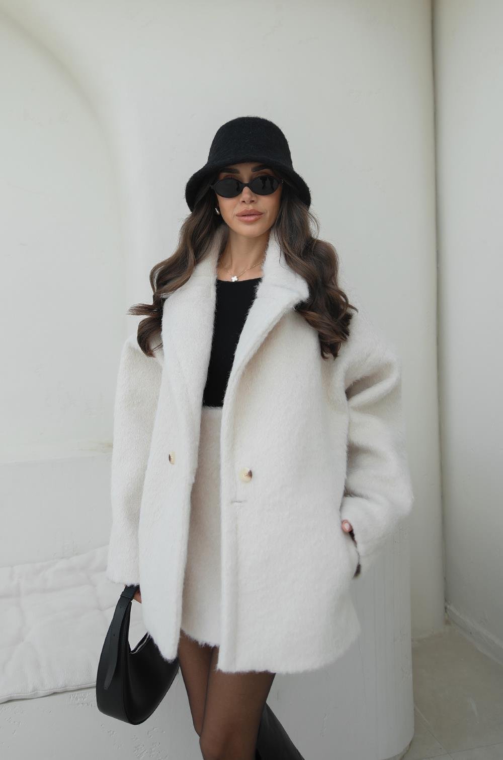 SOFT-TEXTURED COAT WITH ECRU GLOVES - Image 2