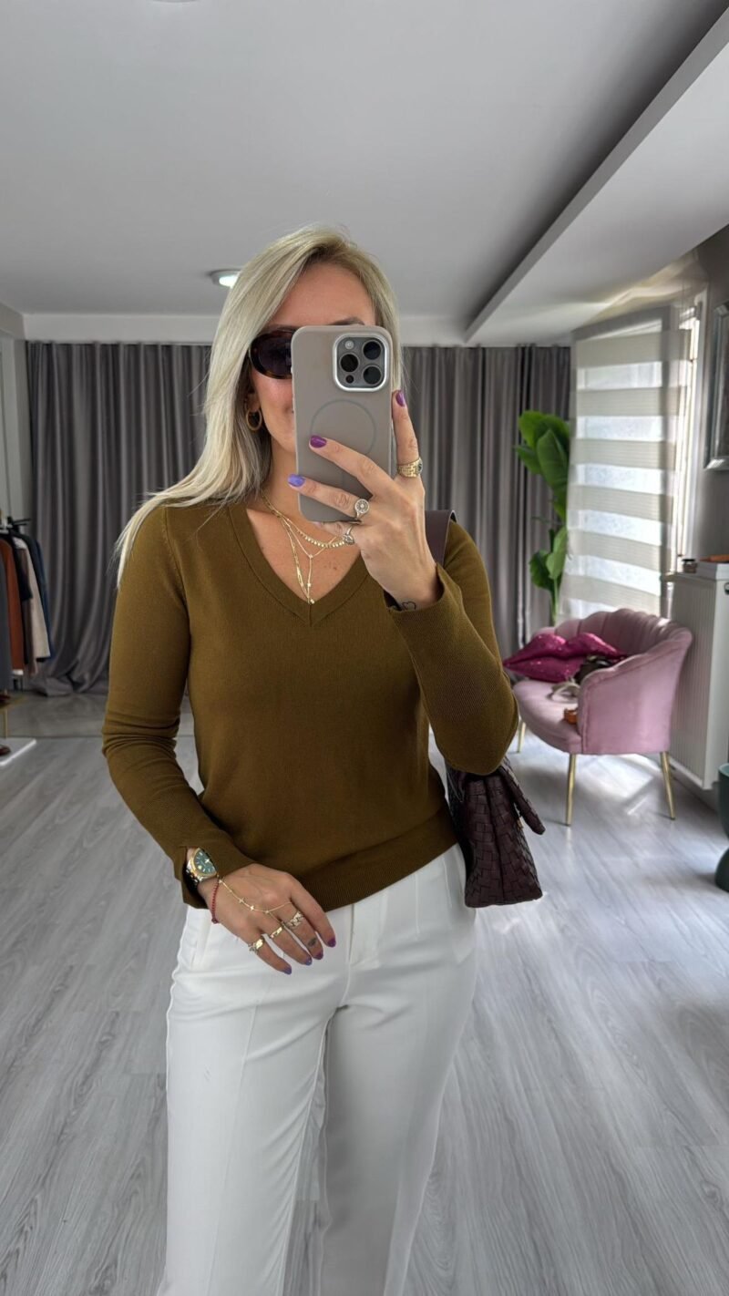 Dilvin Sweater with V-Neck and Slit Sleeves