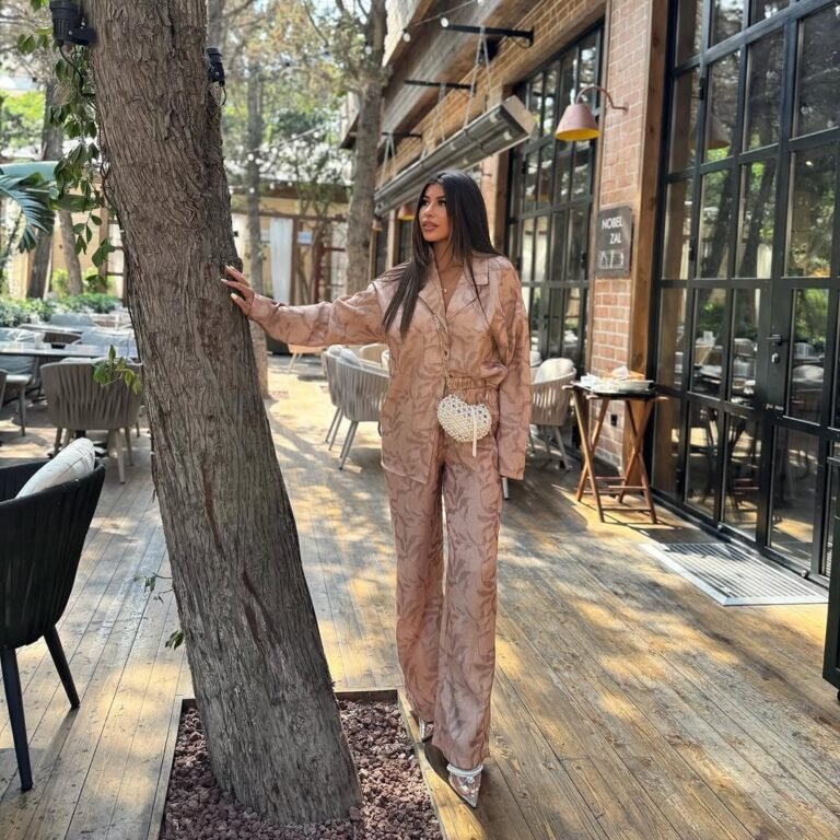 Patterned Shiny Satin Set in graije