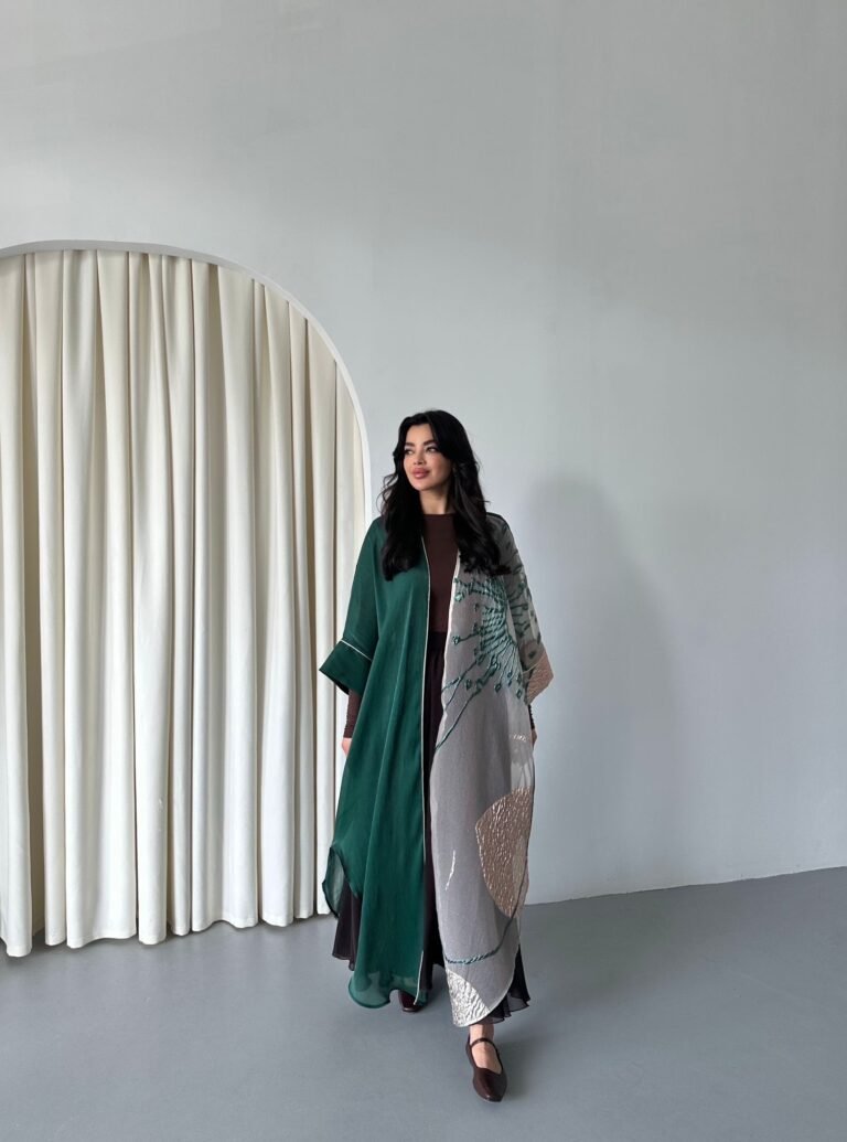 The elegance of the emerlad green color embroidered with gold detailing, for a charming and elegant look during Ramadan evenings